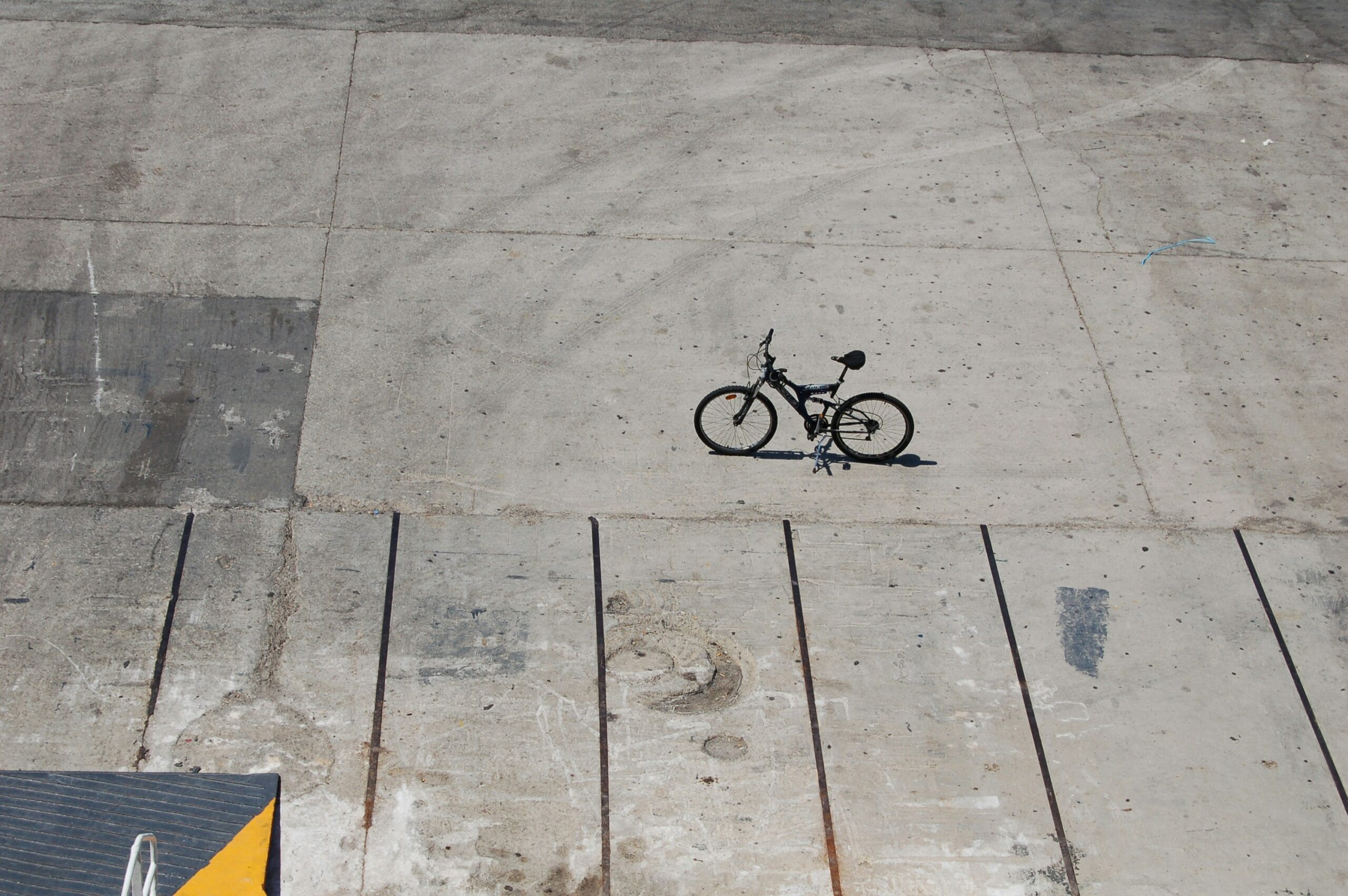 A comparison image showing solo bikers struggling versus happy groups on guided tours.