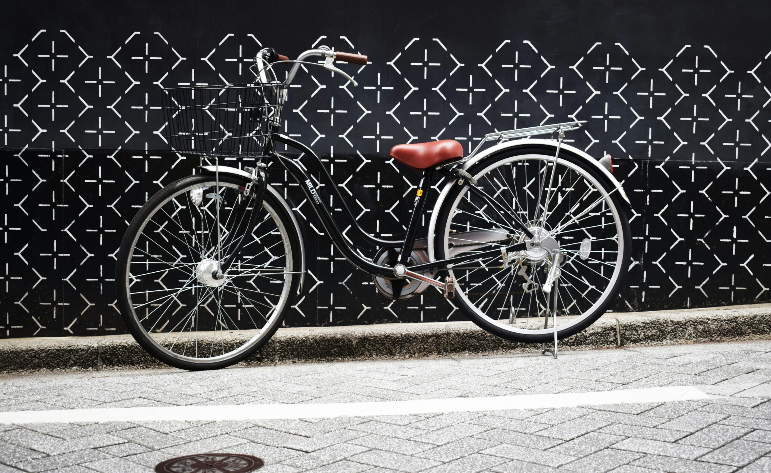 An electric bike parked next to a historic building in Barcelona's Gothic Quarter.